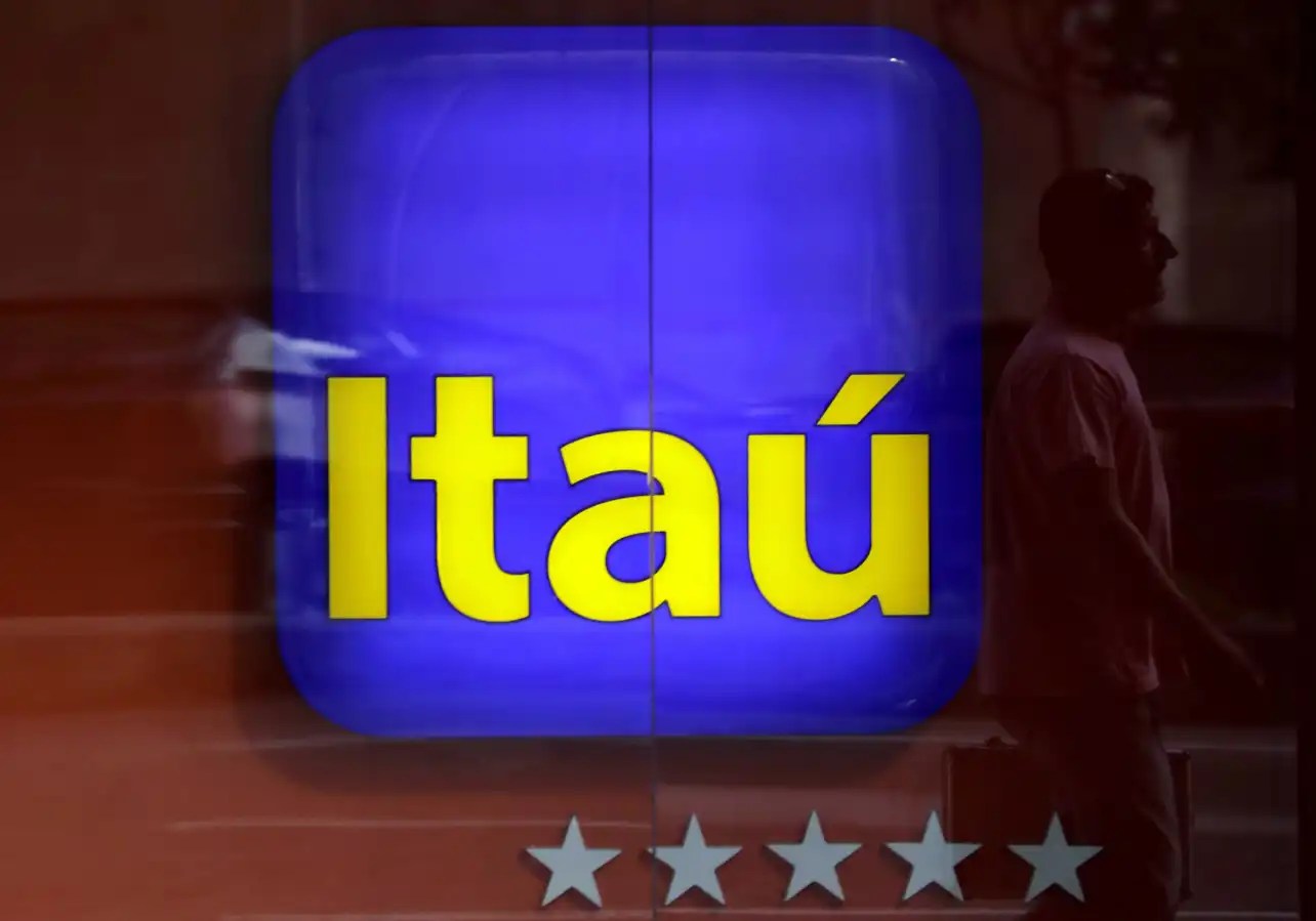 Foto do logotipo do Itaú Unibanco.  A matéria inclui a agenda de dividendos e JCP de novembro.