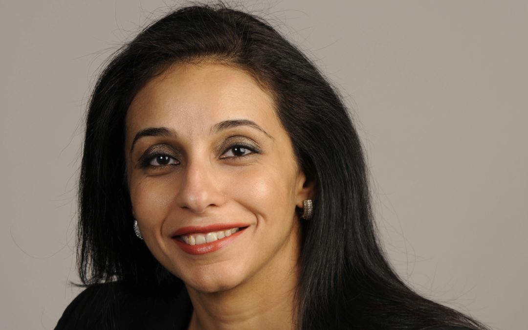 Foto de Samar Maziad. Ela é mulher, parda, tem cabelos pretos. Maziad é vice-presidente de rating da agência de crédito Moody's