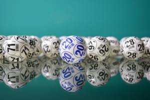 Bolinhas de loteria com um azul centralizado e outras pretas